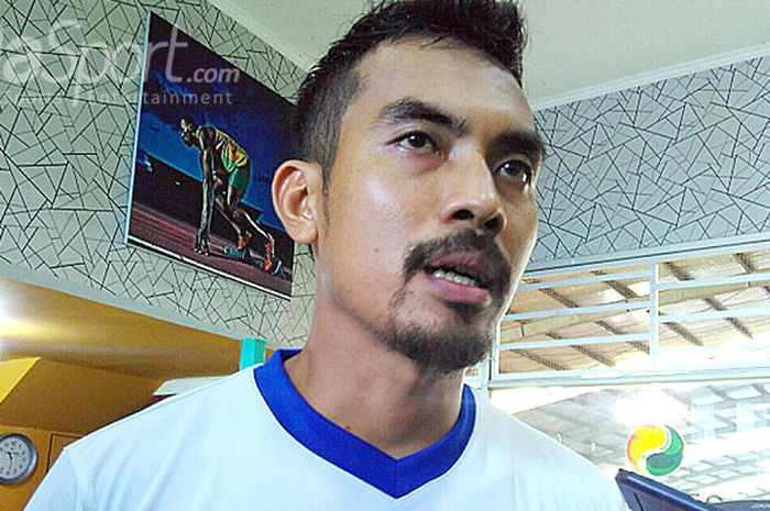 ‎Penjaga gawang Persib, Imam Arief Fadillah, menjawag pertanyaan wartawan usai berlatih di Sosi Universe Fitness, Kota Bandung, Kamis (8/3/2018).