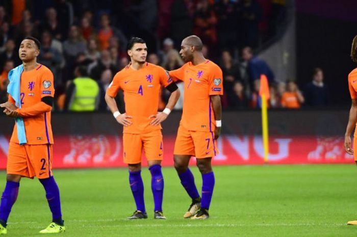 Para pemain timnas Belanda bereaksi pada akhir laga Kualifikasi Piala Dunia 2018 Grup A kontra Swedia di Amsterdam Arena, 10 Oktober 2017.