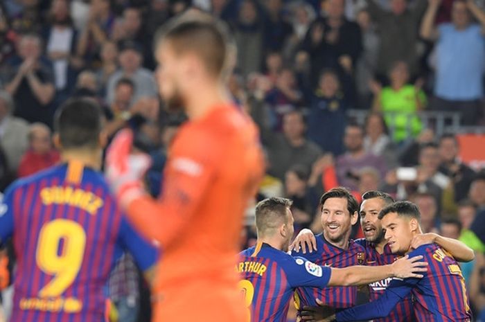 Gelandang FC Barcelona, Philippe Coutinho (kanan), merayakan golnya bersama Arthur (ketiga dari kiri), Lionel Messi, dan Jordi Alba dalam laga Liga Spanyol melawan Sevilla di Stadion Camp Nou, Barcelona pada 20 Oktober 2018.