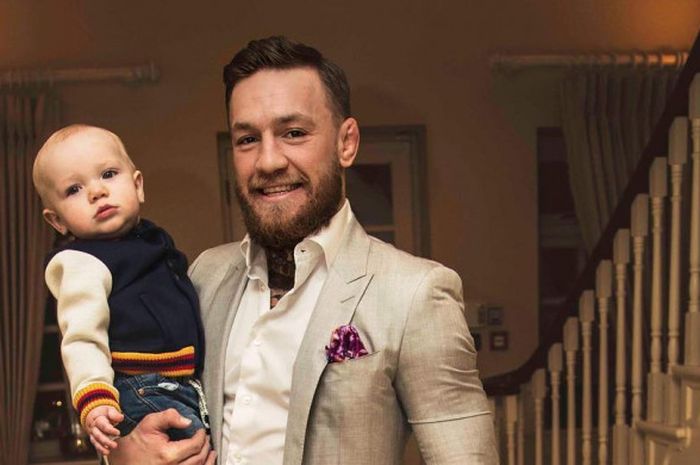 Conor McGregor menggendong Conor Jack McGregor Jr