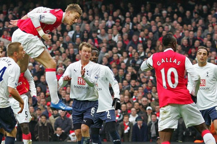 Striker Arsenal, Nicklas Bendtner (kiri), mencetak gol ke gawang Tottenham Hotspur dalam laga Liga Inggris di Stadion Emirates, London, pada 22 Desember 2007.