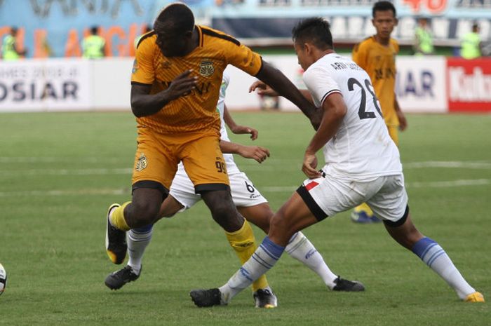 Aksi penyerang Bhayangkara FC, Herman Dzumafo, dalam pertandingan Liga 1 melawan Persela Lamongan, Senin (23/4/2018).  
