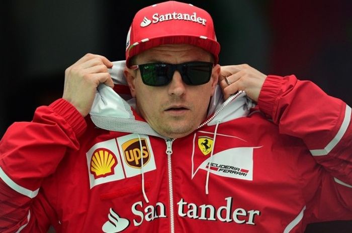 Pebalap Formula 1 (F1) yang membela tim Ferrari, Kimi Raikkonen, terlihat berjalan di area paddock setelah sesi latihan bebas kedua GP China yang berlangsung di Sirkuit Shanghai Internasional, Jumat (7/4/2017).