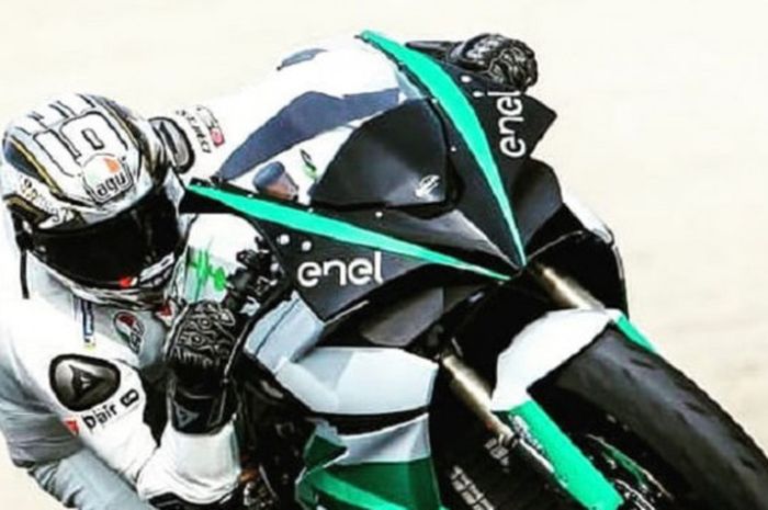 Mantan pebalap MotoGP, Loris Capirossi, saat menjajal motor listrik yang akan digunakan untuk ajang MotoE.