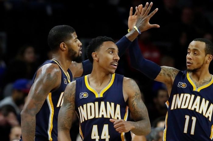 Pemain bintang Indiana Pacers, Paul George (kiri, #13), melakukan selebrasi dengan rekan setimnya, Monta Ellis (#11) dan  Jeff Teague (#44), saat menjalani pertandingan musim reguler NBA melawan Detroit Pistons di Palace of Auburn Hills, Auburn Hills, Michigan, Amerika Serikat, Sabtu (7/1/2017). Pacers menang 121-116. 