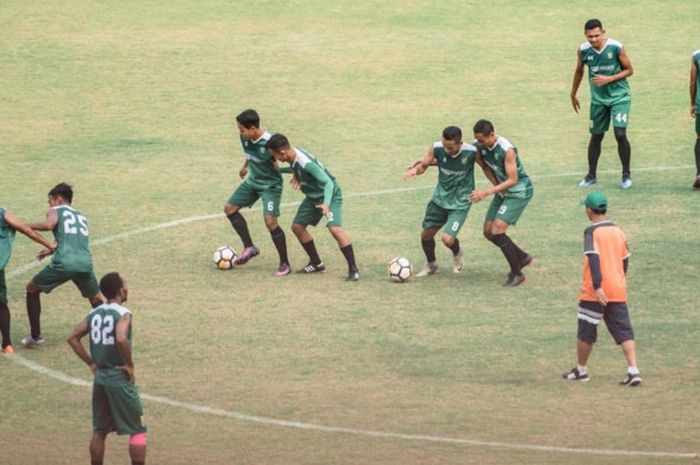  Djadjang Nurdjaman memimpin latihan para pemain Persebaya Surabaya di Stadion Gelora Bung Tomo. 