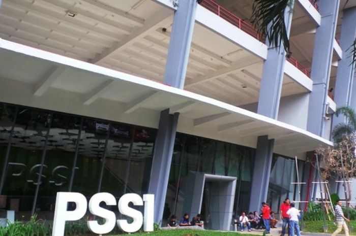 Kantor PSSI di kawasan Stadion Utama Gelora Bung Karno, Senayan, Jakarta.  PSSI akan melaksanakan kongres tahunan di Balikpapan, tetapi anggotanya akan memboikot agenda pada 1 Juni 2016. 