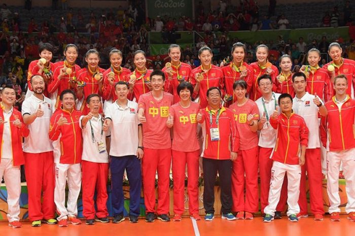  Tim nasional voli putri China ketika berdiri di podium Olimpiade Rio 2016 setelah memastikan diri meraih medali emas. 