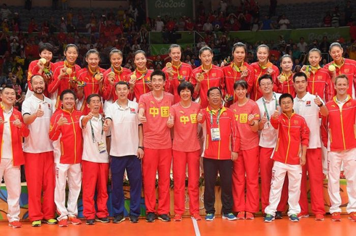 Tim nasional voli putri China ketika berdiri di podium Olimpiade Rio 2016 setelah memastikan diri meraih medali emas.