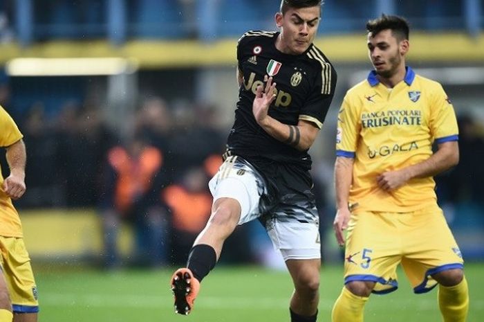 Penyerang Juventus, Paulo Dybala (tengah) melepaskan tendangan saat timnya berhadapan dengan Frosinone, pada laga Serie A di Stadion Matusa, Minggu (7/2/2016).