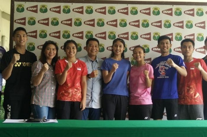 PBSI bersama perwakilan atlet yang akan mengikuti kejuaraan dunia berpose seusai konferensi pers di pelatnas, Cipayung, Jakarta, Kamis (26/7/2018).