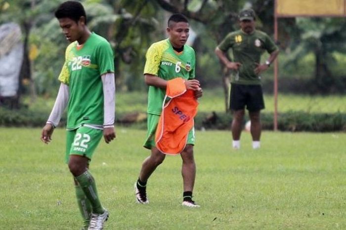 Gelandang Evan Dimas (6) saat latihan dengan Bhayangkara Surabaya United di lapangan Brigif, Sidoarjo, Jawa Timur (21/06/2016) pagi.