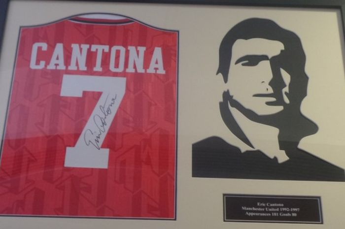 Saat dikunjungi JUARA, Selasa (9/5/2017), National Football Museum di Manchester, Inggris, menjual kostum striker legendaris Manchester United, Eric Cantona.