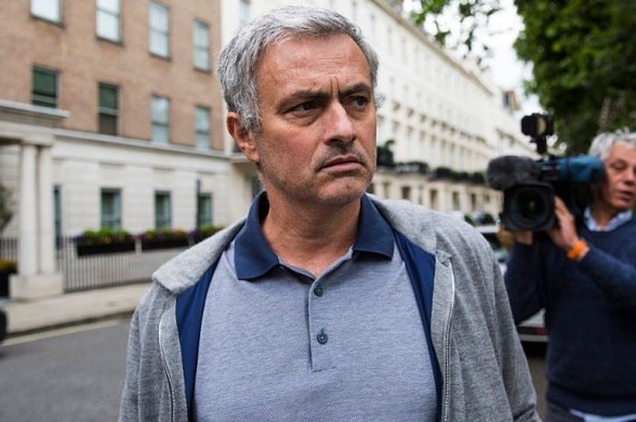 Jose Mourinho saat meninggalkan rumahnya di kawasan London, Inggris, 22 Mei 2016.