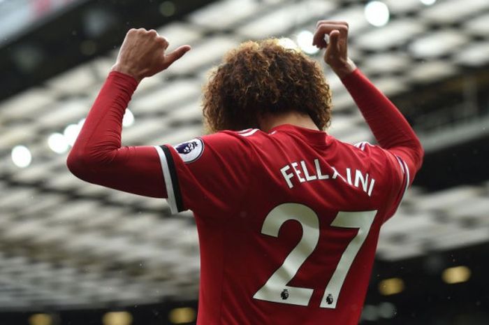 Gelandang Manchester United, Marouane Fellaini, merayakan gol ke gawang Crystal Palace pada laga Liga Inggris di Stadion Old Trafford, Manchester, pada Sabtu (30/9/2017)