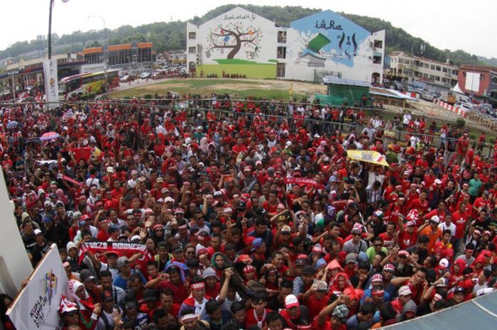 Suporter timnas U-22 jelang laga Indonesia kontra Timor Leste di Stadion MP Selayang, 20 Agustus 2017.