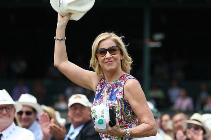 Legenda tenis putri asal Amerika Serikat (AS), Chris Evert, melambaikan tangan saat tiba pada acara International Tennis Hall of Fame di Newport, Rhode Island, AS, 22 Juli 2017.