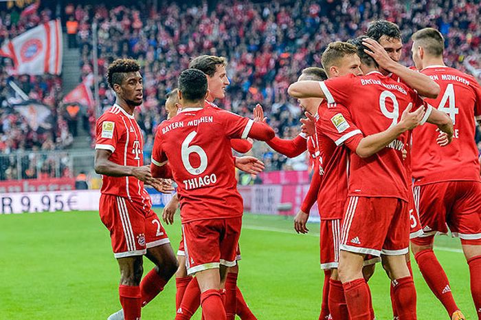 Striker Bayern Muenchen, Robert Lewandowsli, merayakan gol bersama rekan setimnya seusai mencetak gol kedua ke gawang Mainz dalam laga lanjutan Liga Jerman 2017-2018 di Muenchen, Jerman, pada 16 September 2017.