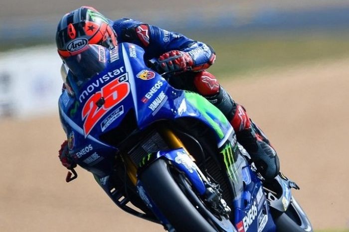 Pebalap Movistar Yamaha asal Spanyol, Maverick Vinales, memacu motor pada sesi kualifikasi GP Prancis di Sirkuit Le Mans, Sabtu (20/5/2017).