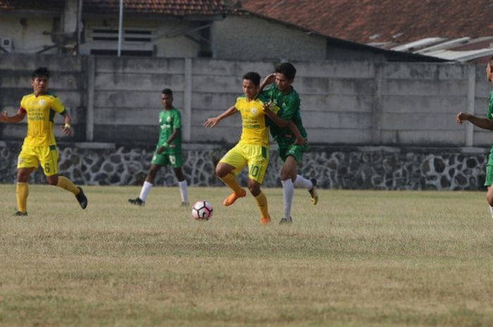 Pemain Bogor FC, Arapenta Lingka Poerba (kuning) dijaga ketat pemain Persikabo Bogor pada laga di Stadion Heri Sudrajat, Mako Brimbob, Kota Depok, Minggu (15/7/2018).