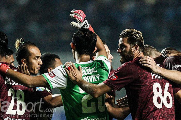               Pemain PSM Makassar bersiap memulai laga melawan Persib Bandung pada pekan kesepuluh Liga 1 2018 di Stadion GBLA, Bandung, Rabu(23/05/18).              