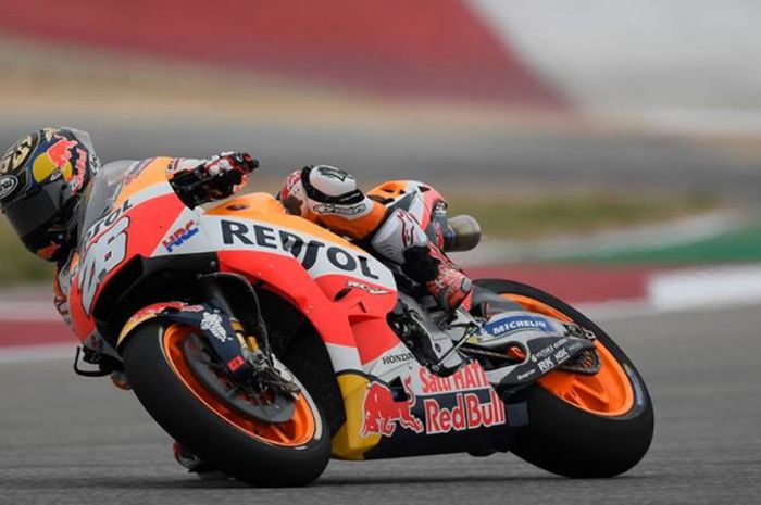 Pebalap tim Repsol Honda, Dani Pedrosa, melaju kencang di sesi kualifikasi MotoGP Americas 21 April 2018.