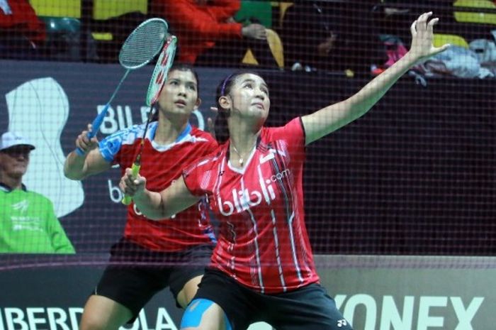 Pasangan ganda putri Indonesia, Yulfira Barkah (belakang)/Jauza Fadhila Sugiarto, mengembalikan kok dari pasangan Jepang, Sayaka Hobara/Nami Matsuyama, pada babak semifinal kejuaraan Dunia Junior di Bilbao, Spanyol, Sabtu (12/11/2016).