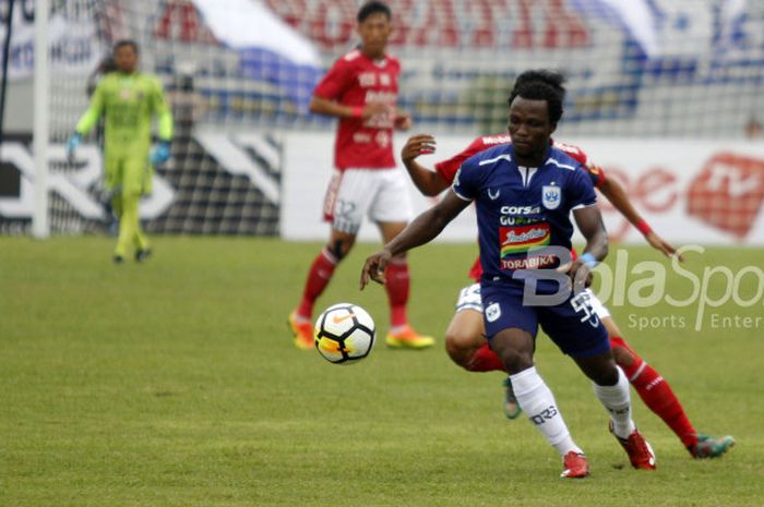  Aksi gelandang PSIS Semarang, Ibrahim Conteh saat timnya menjamu Bali United pada pekan kedua Liga 