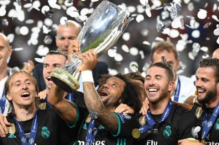 Pemain Real Madrid merayakan gelar juara Piala Super Eropa seusai menekuk Manchester United pada laga di Philip II Arena, Skopje, 8 Agustus 2017.