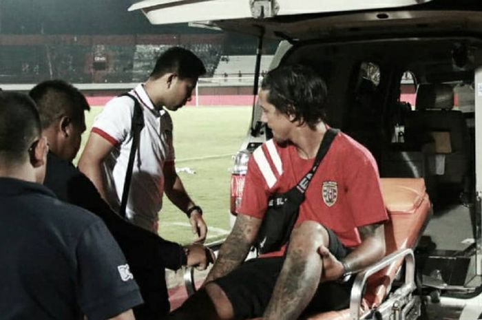 Irfan Bachdim dilarikan ke rumah sakit usai cedera dalam pertandingan Bali United vs Arema FC, Jumat (18/5/2018)