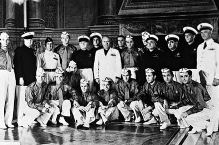 Benito Mussolini (tengah berbaju putih) berfoto bersama Timnas Italia usai Piala Dunia 1938.