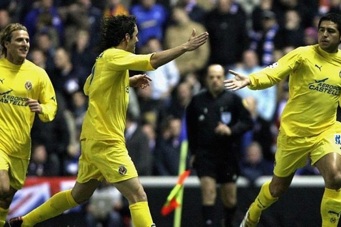 Juan Riquelme (kanan) merayakan gol yang dia cetak bersama rekannya untuk Villarreal ke gawang Rangers FC dalam partai Liga Champions di Ibrox Stadium, 22 Februari 2006.