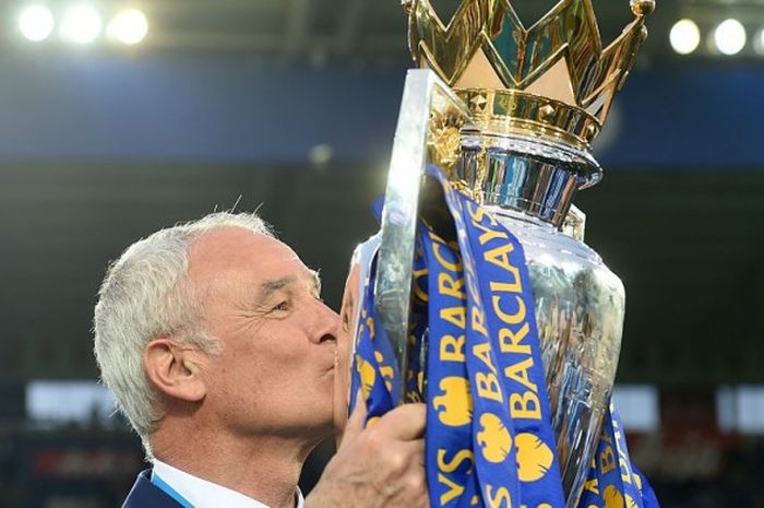 Claudio Ranieri mencium trofi juara Premier League setelah memimpin Leicester City menghadapi Everton dalam laga di King Power Stadium, Leicester, 7 Mei 2016.