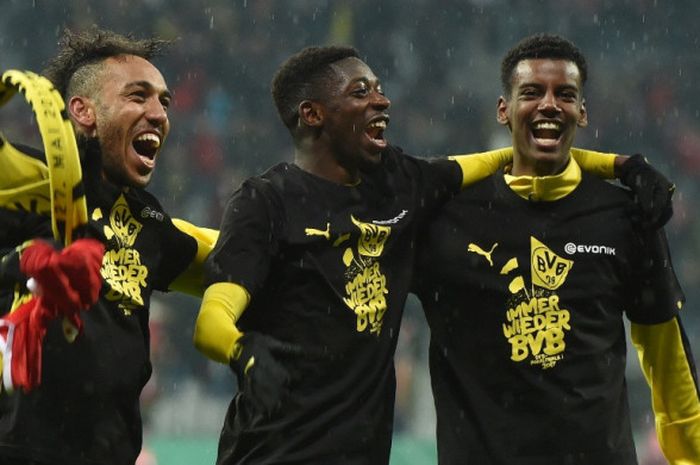 Pemain Borussia Dortmund, Pierre-Emerick Aubameyang, Ousmane Dembele (tengah), dan Alexander Isak, merayakan keberhasilan mendepak Bayern Muenchen dalam laga semifinal Piala Liga Jerman di Munich pada 26 April 2017.