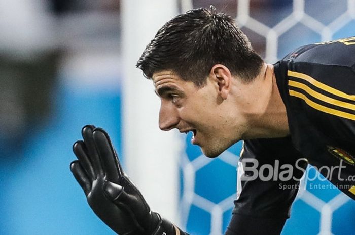  Kiper Belgia, Thiabut Courtois, memberikan instruksi kepada rekan-rekannya pada laga terakhir grup G Piala Dunia 2018 di Kaliningrad Stadium, Kaliningrad,28 Juni 2018 