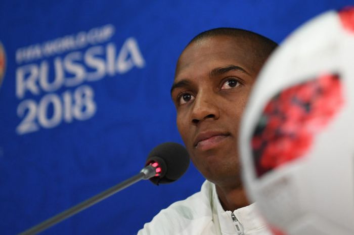 Bek timnas Inggris, Ashley Young, berbicara dalam jumpa pers menjelang laga babak 16 besar Piala Dunia 2018 melawan Kolombia, 2 Juli 2018 di Spartak Stadium, Moskow.