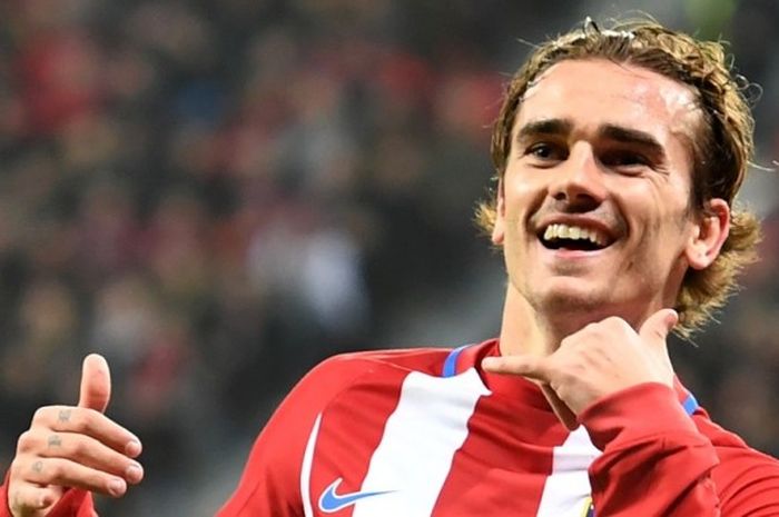  Penyerang Atletico Madrid, Antoine Griezmann, merayakan gol yang dia cetak ke gawang Bayer Leverkusen dalam laga leg pertama babak 16 besar Liga Champions di Stadion Bay Arena, Leverkusen, Jerman, pada 21 Februari 2017. 