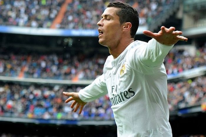 Selebrasi penyerang Real Madrid, Cristiano Ronaldo, usai sukses mencetak gol keduanya ke gawang Valencia dalam pertandingan La Liga 2015-2016 menghadapi Valencia di Stadion Santiago Bernabeu, Madrid, Spanyol, pada Minggu (8/5/2016).