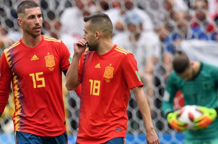 Bek timnas Spanyol, Sergio Ramos (kiri), berbicara dengan rekan satu timnya, Jordi Alba, dalam laga babak 16 besar Piala Dunia 2018 menghadapi Rusia di Stadion Luzhniki, Moskow, Rusia, pada 1 Juli 2018. 