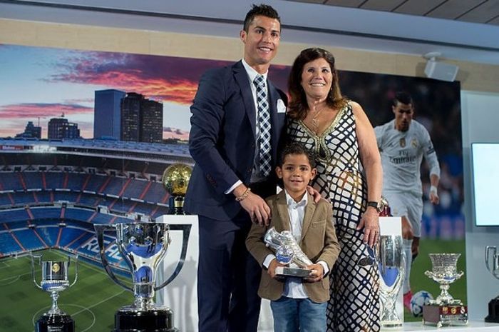 Penyerang Real Madrid, Cristiano Ronaldo (kiri) berfoto bersama ibunya, Dolores Aviero (kanan) dan anaknya, Cristiano Ronaldo Jr, saat meraih penghargaan sebagai pemain paling subur dalam mencetak gol di sepanjang sejarah Real Madrid di Honour box Stadion Santiago Bernabeu, Madrid, Spanyol, pada 2 Oktober 2015.