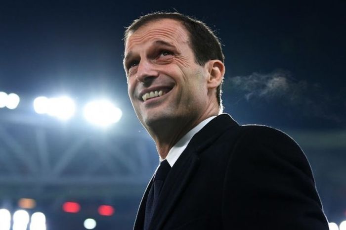 Pelatih Juventus, Massimiliano Allegri, mendampingi anak-anak asuhnya dalam laga Serie A kontra Inter Milan di Juventus Stadium, Turin, Italia, 5 Februari 2017.