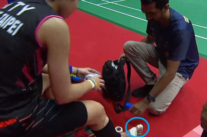 Tim medis memeriksa jempol kaki kanan Tai Tzu Ying  di partai final Malaysia Masters 2018, Minggu (21/1/2018) di Axiata Arena, Bukit Jalil, Kuala Lumpur, Malaysia.