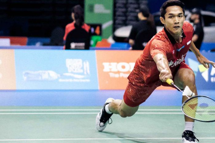 Jonatan Christie mengantisipasi shuttlecock ketika bertanding melawan Sai Praneeth B pada laga semifinal New Zealand Open 2018 di North Shore Events Centre, Auckland, Selandia Baru (5/5/2018).