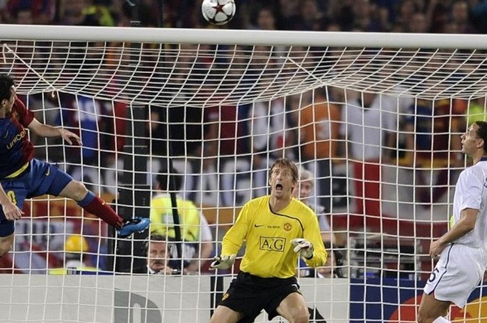 Lionel Messi menyundul bola masuk ke gawang Manchester United dalam pertandingan final Liga Champions, 27 Mei 2009.