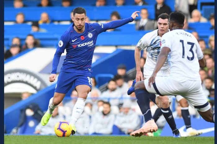 Aksi pemain Chelsea, Eden Hazard (kiri) diadang bek Everton, Yerry Mina, dalam lanjutan Liga Inggris di Stadion Stamford Bridge, Minggu (11/11/2018).