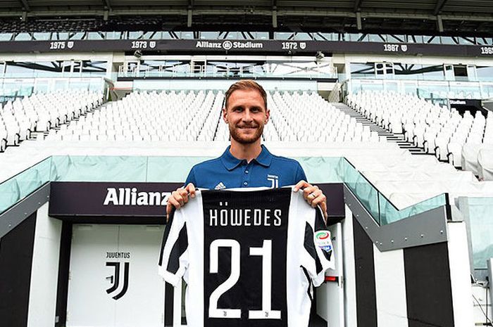Pemain anyar Juventus, Benedikt Hoewedes, saat diperkenalkan ke publik di Juventus Stadium, (31/8/2017).