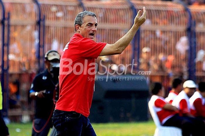 Pelatih Madura United, Milomir Seslija, memberi instruksi kepada timnya saat melawan Persibo Bojonegoro pada laga pembuka Piala Indonesia 2018 di Stadion Letjen Soedirman Bojonegoro, Jawa Timur, Selasa (08/05/2018) sore.