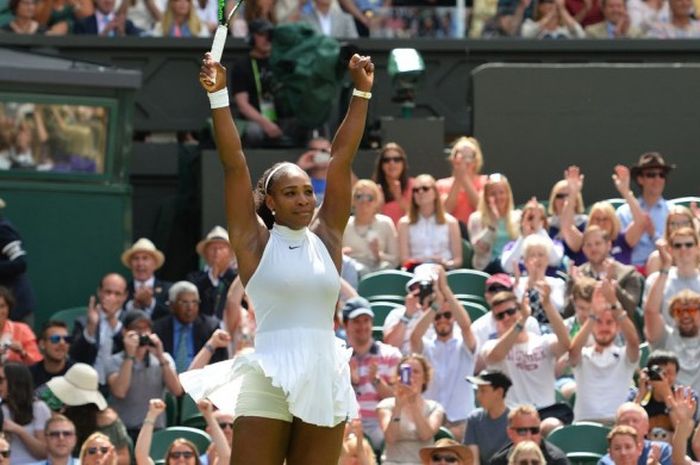 Petenis nomor satu dunia dari Amerika Serikat, Serena Williams, mengangkat kedua tangannya setelah memastikan kemenangan atas Amra Sadikovic (Swiss), 6-2, 6-4,  pada laga babak pertama turnamen Grand Slam Wimbledon 2016 yang berlangsung di Centre Court The All England Lawn Tennis Club, Wimbledon, London, 28 Juni 2016.