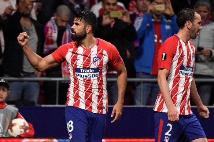 Penyerang Atletico Madrid, Diego Costa (kiri), merayakan gol yang dicetak ke gawang Arsenal dalam laga leg kedua semifinal Liga Europa di Stadion Wanda Metropolitano, Madrid, Spanyol pada 3 Mei 2018.