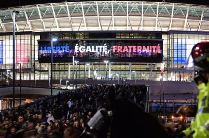 Polisi berkuda melindungi para penggemar yang akan menyaksikan pertandingan Inggris kontra Prancis di Stadion Wembley, London, Inggris, 17 November 2015.